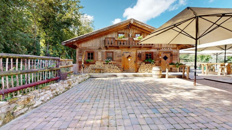 Rustikale Holzhütte-perfekte Eventlocation für Firmenevents oder eine gemütliche Hochzeitsfeier.