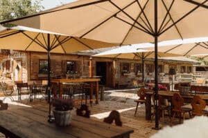 Rustikale Holzterrasse im Freien &ndash; ideal f&uuml;r Firmenveranstaltungen oder Zusammenk&uuml;nfte in Frankfurt.