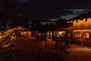 Urige Geb&auml;ude mit warmer Beleuchtung &ndash; ideal als Hochzeitslocation in Frankfurt bei Nacht.